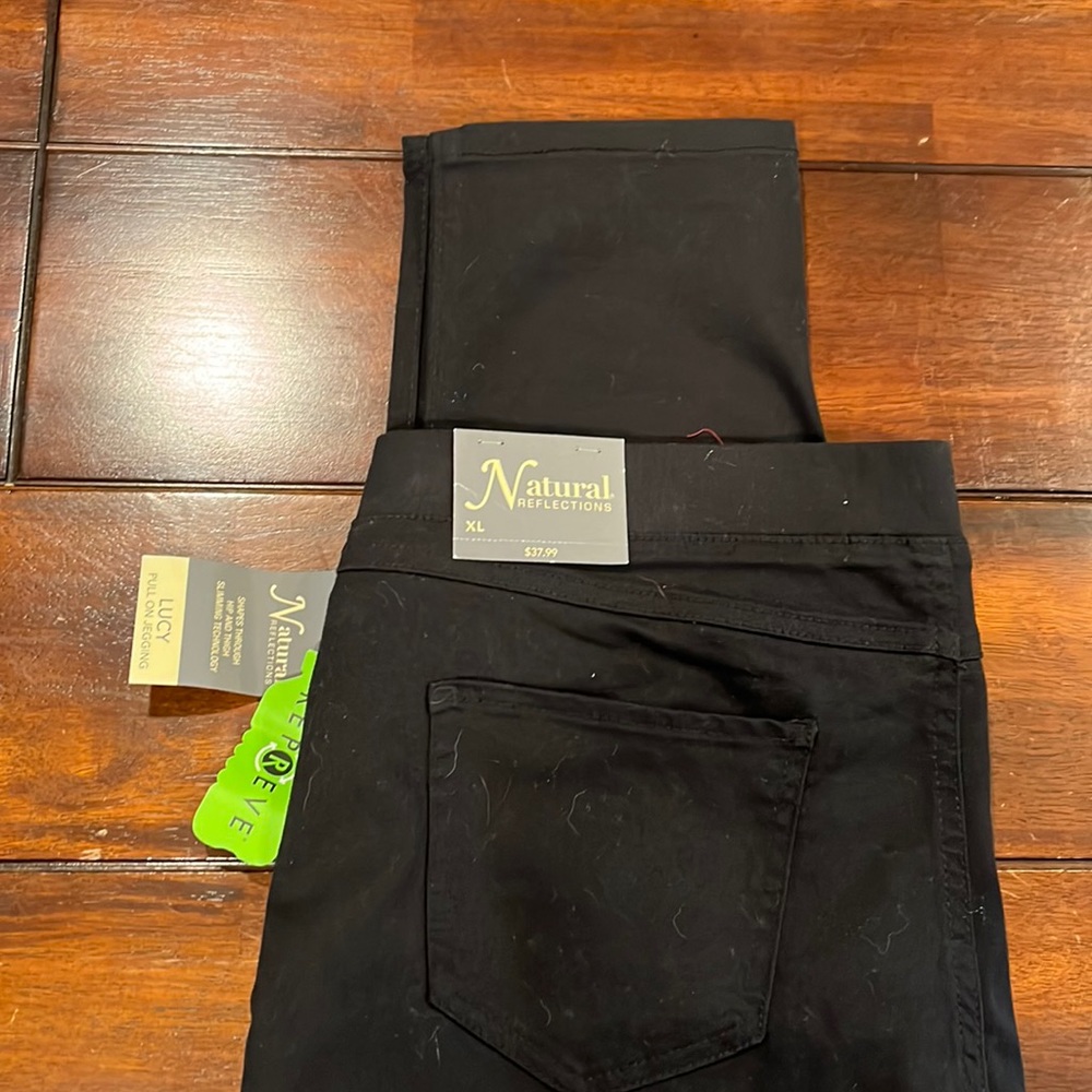 Natural Reclections pull on legging. New with Tags.